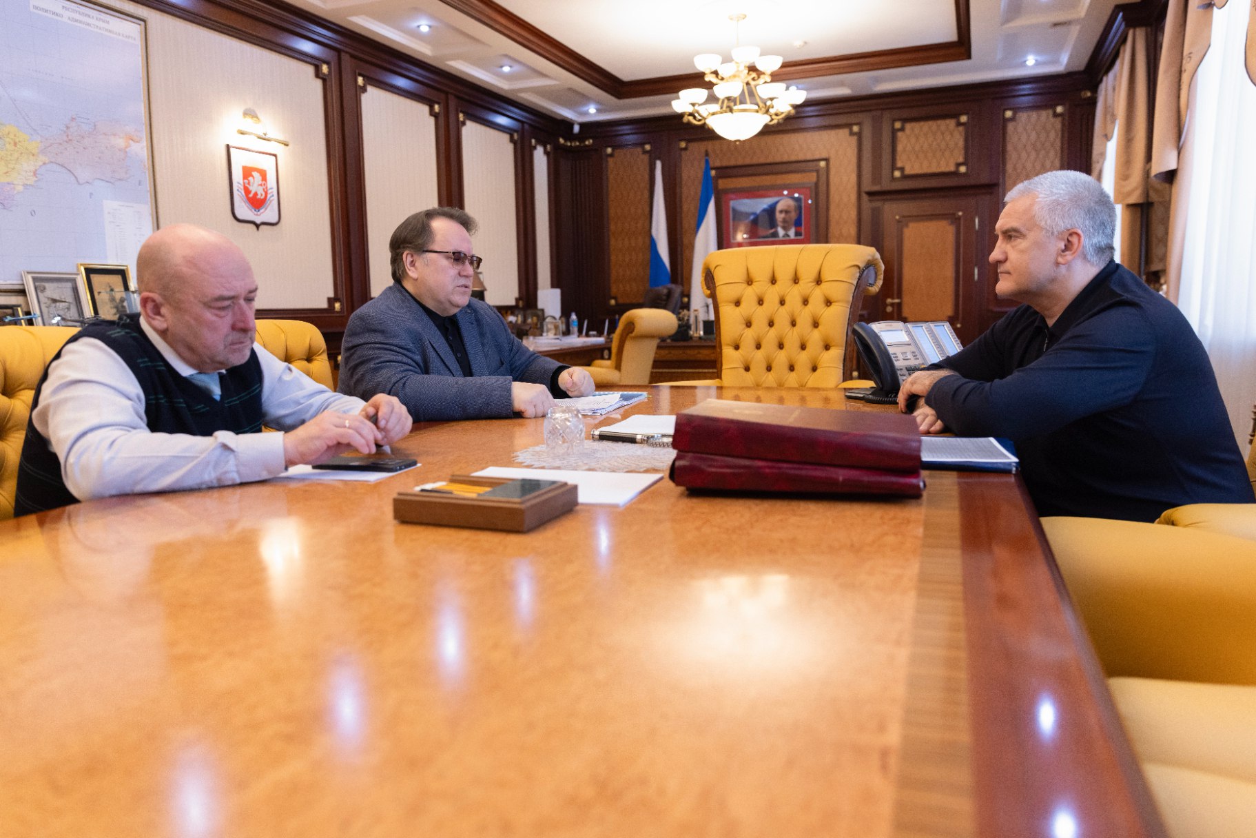 Сергей Аксенов обсудил с руководителем Госкомархива Олегом Лобовым задачи, стоящие перед архивистами республики