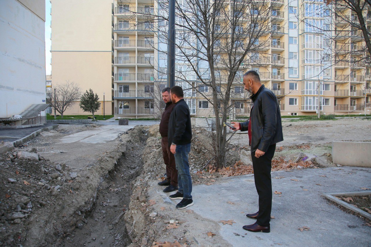 Глава администрации Бахчисарая Дмитрий Скобликов проинспектировал работы по благоустройству городских территорий и провел рабочие встречи с подрядными организациями Глава администрации Бахчисарая Дмитрий Скобликов проинспектировал работы по благоустройству городских территорий и провел рабочие встречи с подрядными организациями