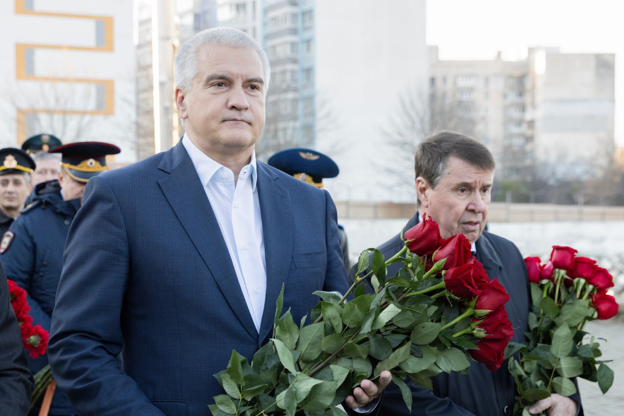 Власти Крыма возложили цветы на военном мемориальном кладбище Симферополя Власти Крыма возложили цветы на военном мемориальном кладбище Симферополя