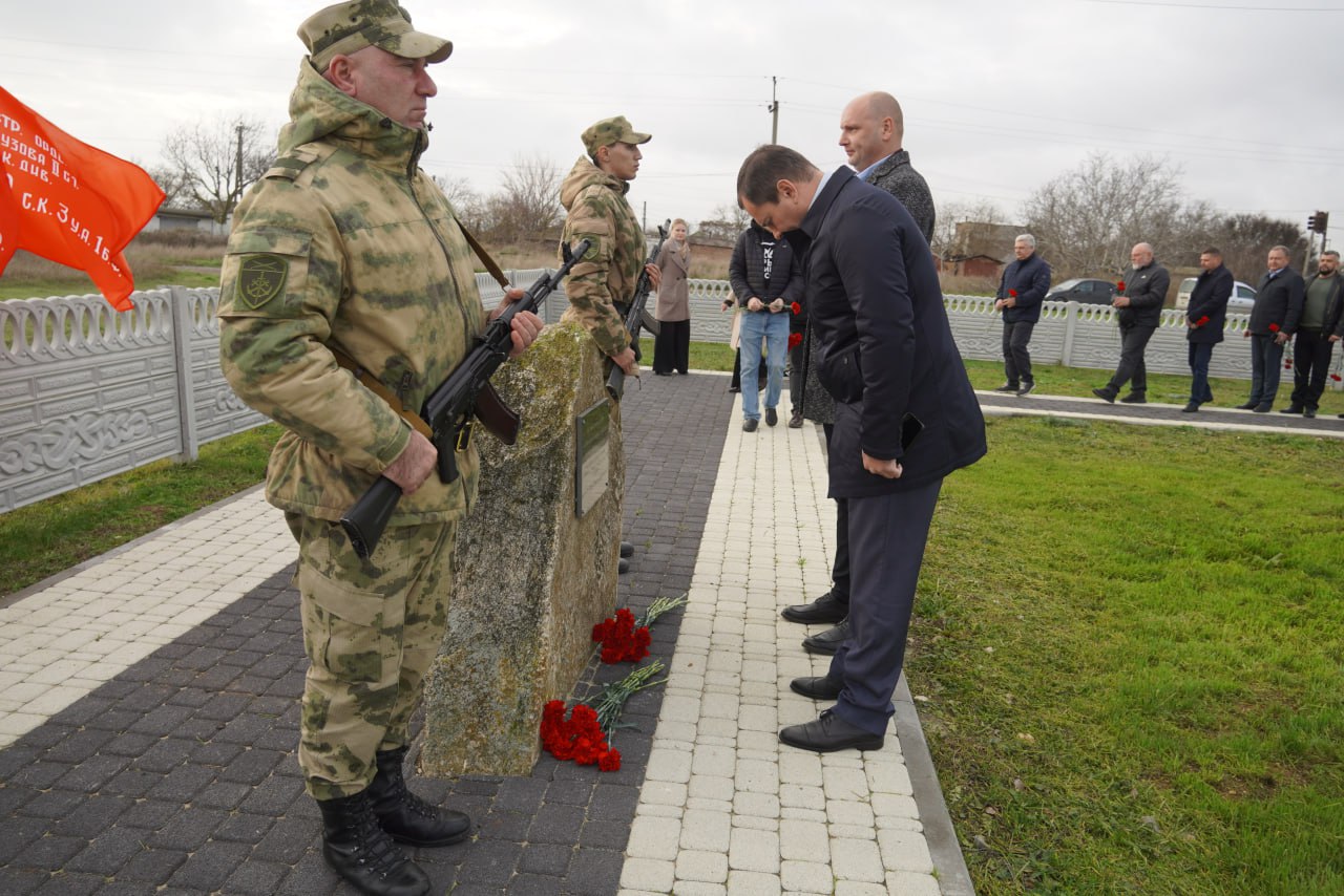 В Керчи почтили память павших воинов в День Неизвестного Солдата В Керчи почтили память павших воинов в День Неизвестного Солдата