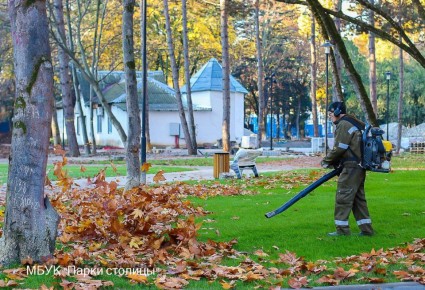 Каждый день сотрудники «Парков столицы» и подрядых организаций ухаживают за зелёными зонами города, чтобы они оставались местами, где хочется гулять, дышать глубже и проводить время с удовольствием