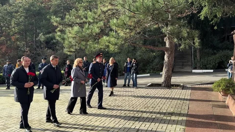 Янина Павленко: День Неизвестного Солдата… Сегодня на Холме Славы ялтинцы склонили головы и возложили цветы к вечному огню… В этой тишине чувствуется их присутствие… Тех, чьих имён не знаем, чьих лиц не видели, а голосов не...