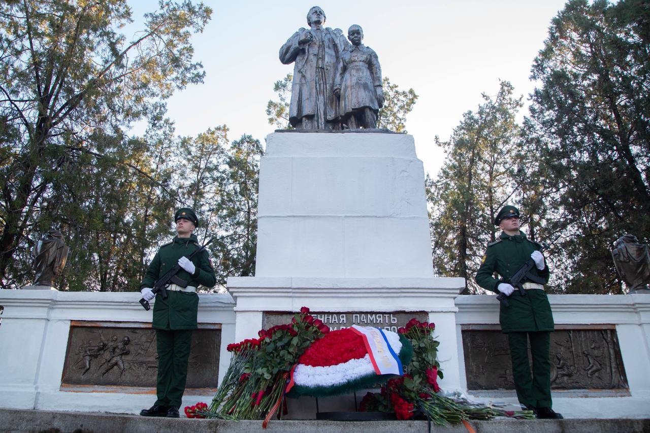 Сегодня, 3 декабря 2025 года, состоялось возложение венка и цветов на Военном мемориальном кладбище в городе Симферополе Сегодня, 3 декабря 2025 года, состоялось возложение венка и цветов на Военном мемориальном кладбище в городе Симферополе