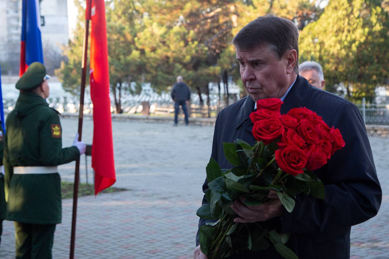 В Симферополе почтили память погибших и без вести пропавших солдат В Симферополе почтили память погибших и без вести пропавших солдат