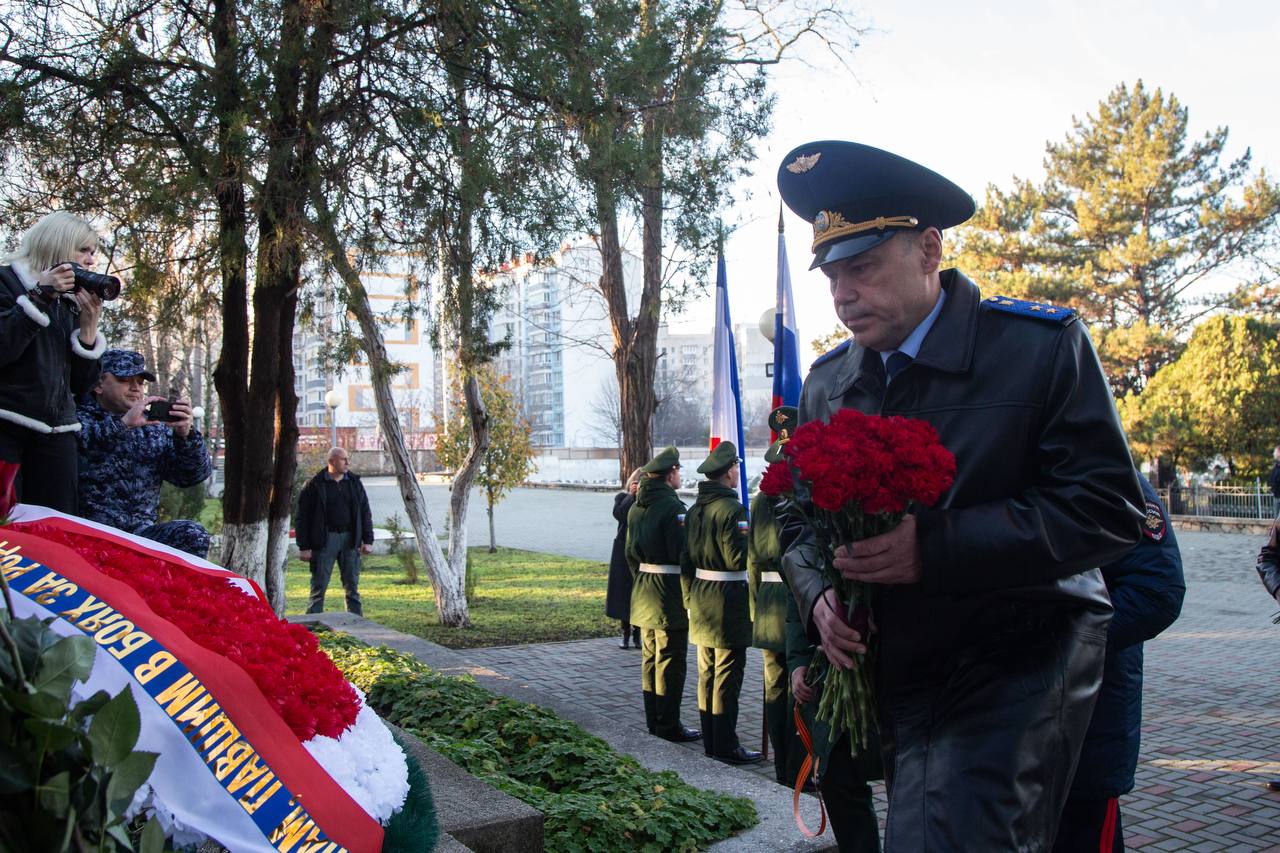 Сегодня, 3 декабря 2025 года, состоялось возложение венка и цветов на Военном мемориальном кладбище в городе Симферополе Сегодня, 3 декабря 2025 года, состоялось возложение венка и цветов на Военном мемориальном кладбище в городе Симферополе
