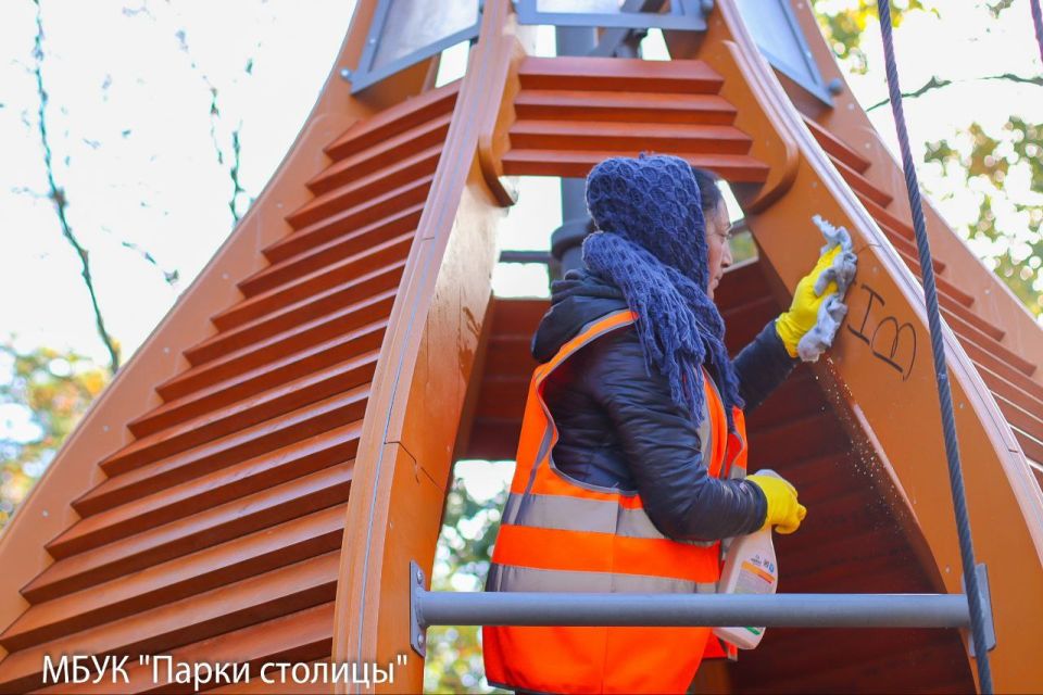 Каждый день сотрудники «Парков столицы» и подрядых организаций ухаживают за зелёными зонами города, чтобы они оставались местами, где хочется гулять, дышать глубже и проводить время с удовольствием Каждый день сотрудники «Парков столицы» и подрядых организаций ухаживают за зелёными зонами города, чтобы они оставались местами, где хочется гулять, дышать глубже и проводить время с удовольствием