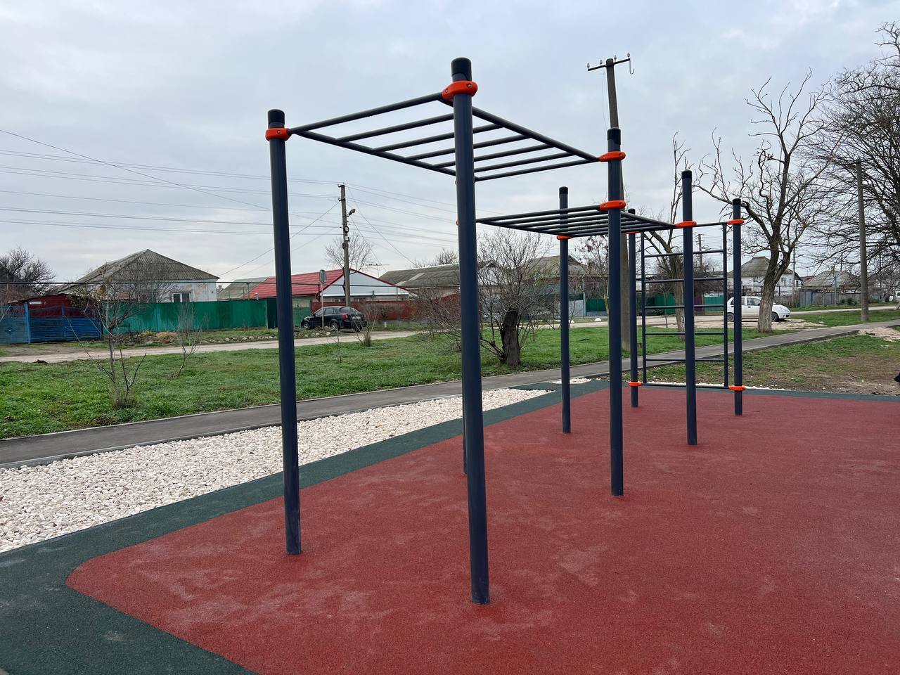 «На новой площадке размещены тренажёры для общефизической подготовки: шведская стенка, турники, перекладины, брусья и скамья для пресса. Особое внимание при установке было уделено безопасности и удобству использования... «На новой площадке размещены тренажёры для общефизической подготовки: шведская стенка, турники, перекладины, брусья и скамья для пресса. Особое внимание при установке было уделено безопасности и удобству использования...