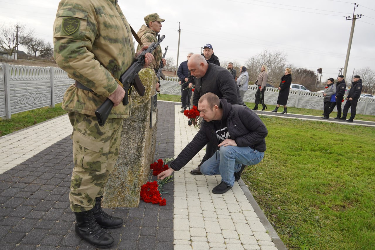 В Керчи почтили память павших воинов в День Неизвестного Солдата В Керчи почтили память павших воинов в День Неизвестного Солдата