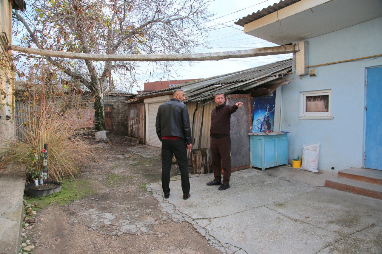 Глава администрации Бахчисарая Дмитрий Скобликов проинспектировал работы по благоустройству городских территорий и провел рабочие встречи с подрядными организациями