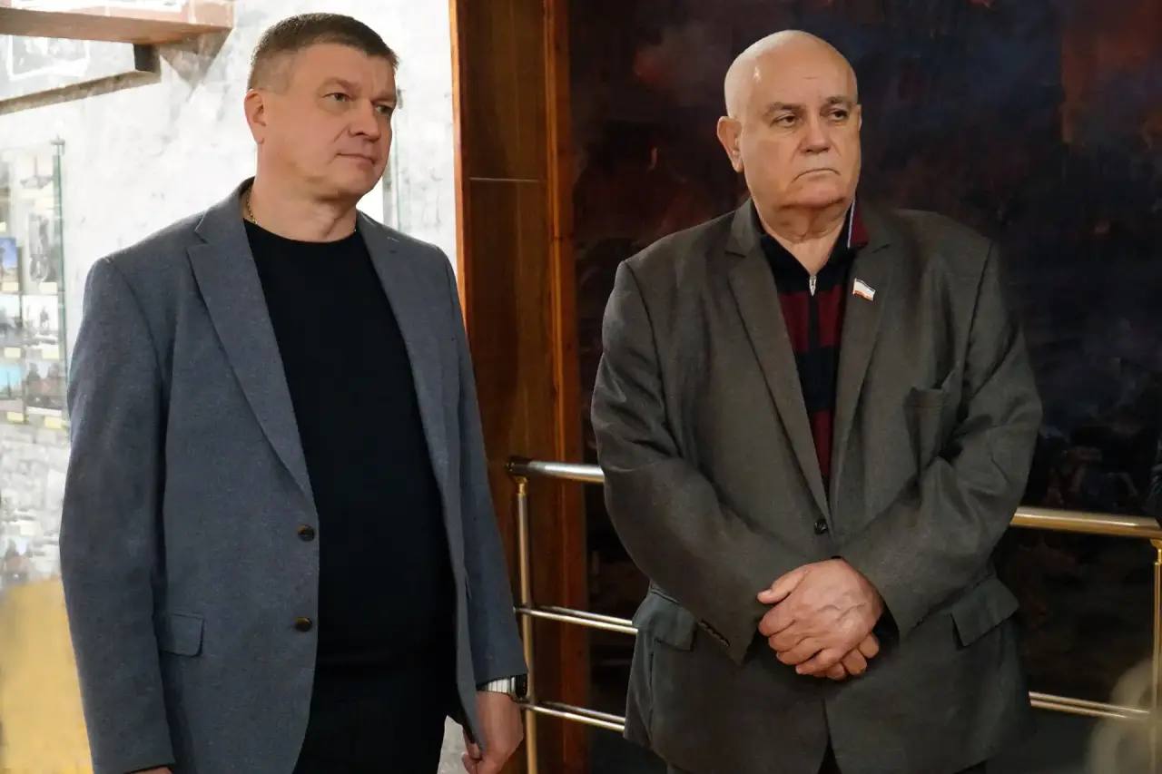 Александр Юрьев: С депутатом Государственного совета РК Валерием Николаевичем Аксёновым, главой Евпатории Галиной Витальевной Герасимовой, сотрудниками краеведческого музея и генеральным директором компании «Курорт «Золотые... Александр Юрьев: С депутатом Государственного совета РК Валерием Николаевичем Аксёновым, главой Евпатории Галиной Витальевной Герасимовой, сотрудниками краеведческого музея и генеральным директором компании «Курорт «Золотые...