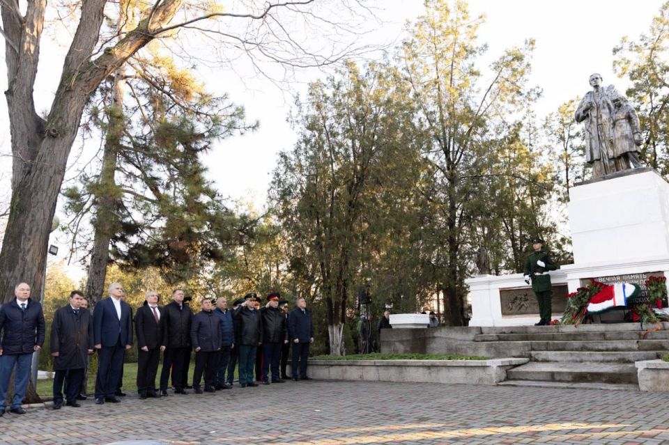 В День неизвестного солдата руководитель Главного следственного управления СК России по Республике Крым и городу Севастополю Владимир Терентьев принял участие в памятных мероприятиях, прошедших в парке им. Ю.А. Гагарина и на...