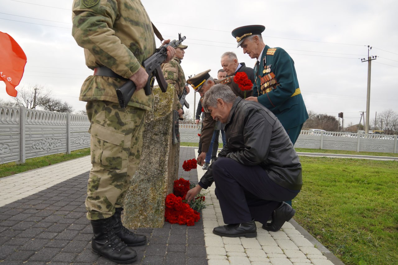 В Керчи почтили память павших воинов в День Неизвестного Солдата В Керчи почтили память павших воинов в День Неизвестного Солдата