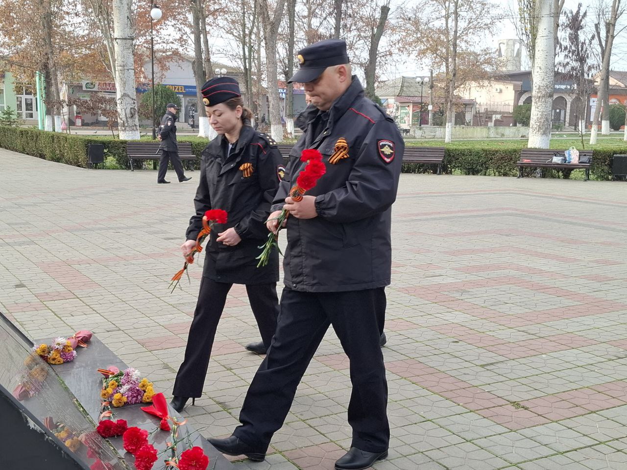 Александр Харламов: Сегодня совместно с председателем Советского районного совета Викторией Грицай принял участие в мероприятии, приуроченном ко Дню Неизвестного Солдата Александр Харламов: Сегодня совместно с председателем Советского районного совета Викторией Грицай принял участие в мероприятии, приуроченном ко Дню Неизвестного Солдата
