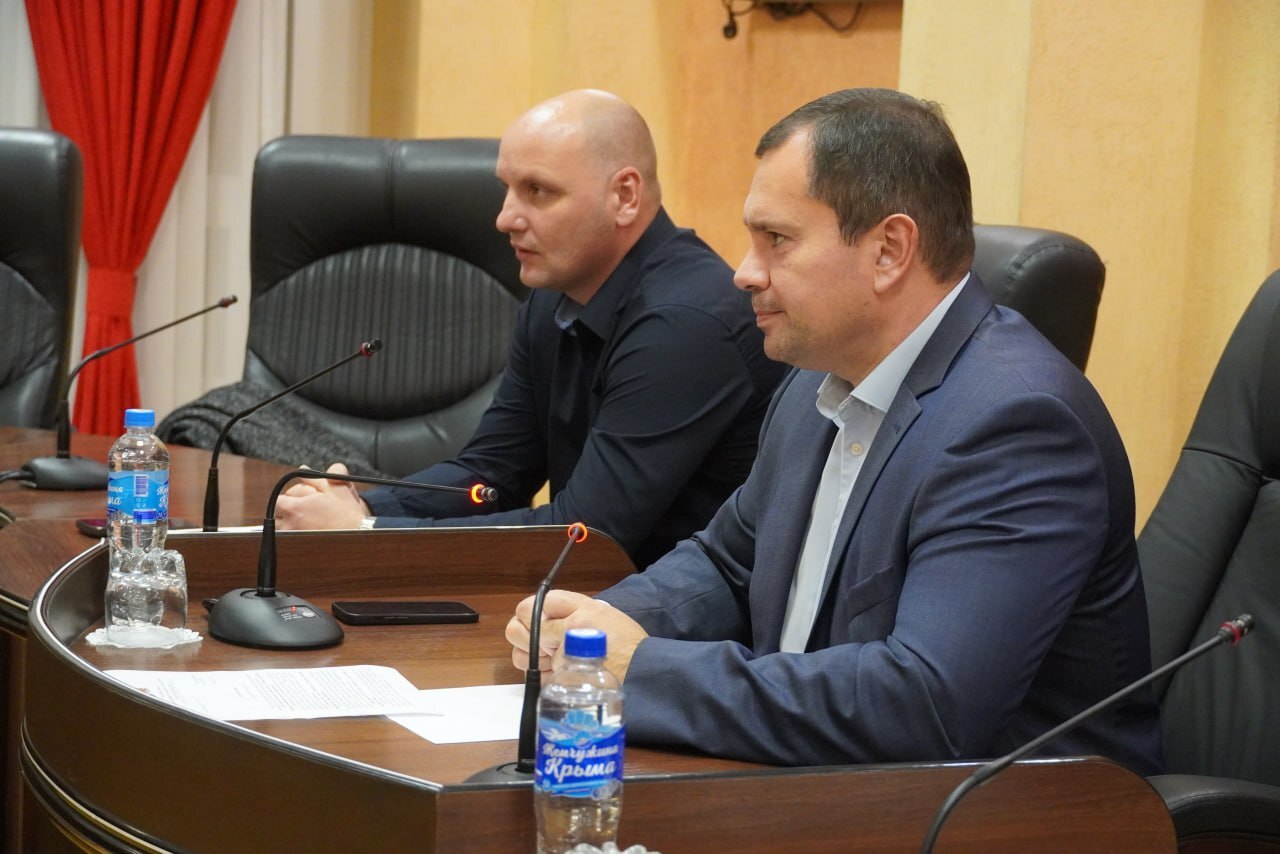 Чтобы вопросы керчан решались быстрее и эффективнее, в городе вводится практика проведения «Депутатского часа» Чтобы вопросы керчан решались быстрее и эффективнее, в городе вводится практика проведения «Депутатского часа»