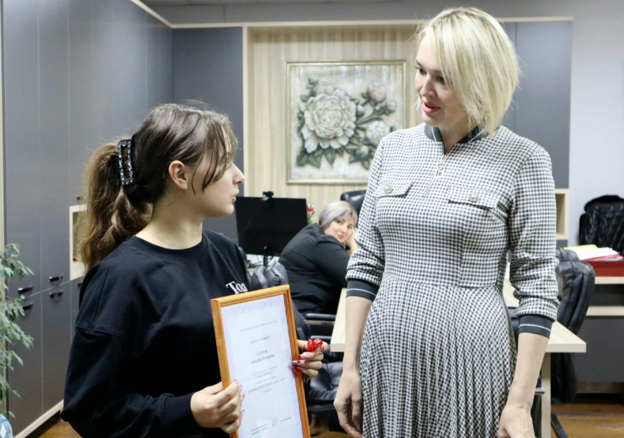 Инна Федоренко: Начала рабочее утро с вручения ключей от квартиры Екатерине, жителю нашего района из числа детей-сирот