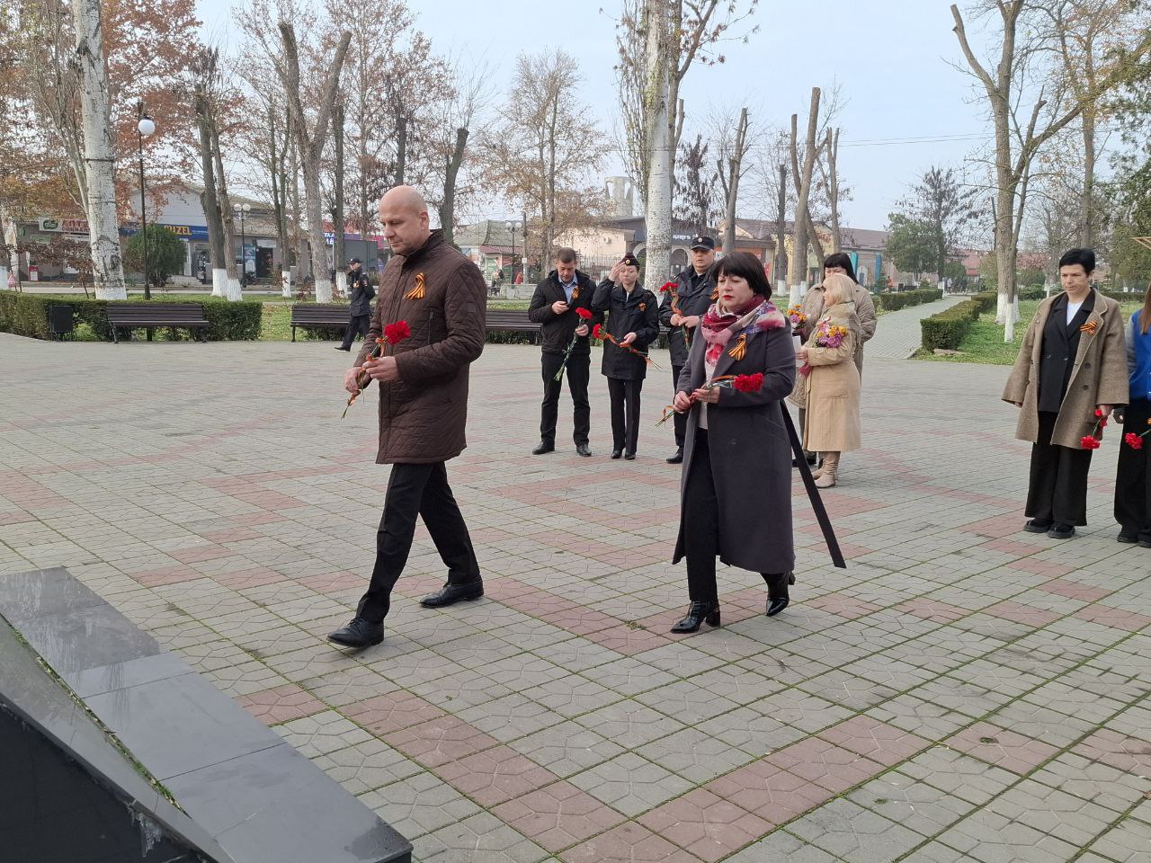 Александр Харламов: Сегодня совместно с председателем Советского районного совета Викторией Грицай принял участие в мероприятии, приуроченном ко Дню Неизвестного Солдата Александр Харламов: Сегодня совместно с председателем Советского районного совета Викторией Грицай принял участие в мероприятии, приуроченном ко Дню Неизвестного Солдата