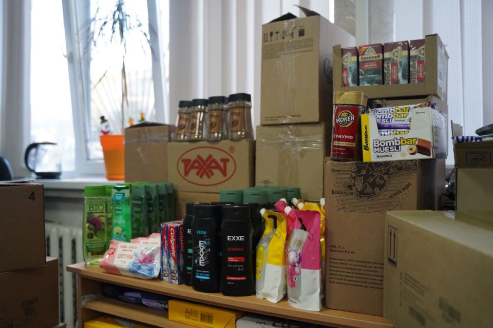 Сотрудники Министерства промышленности и торговли Республики Крым собрали и передали гуманитарную помощь в Волонтёрский центр поддержки бойцов СВО «Своих не бросаем» Сотрудники Министерства промышленности и торговли Республики Крым собрали и передали гуманитарную помощь в Волонтёрский центр поддержки бойцов СВО «Своих не бросаем»