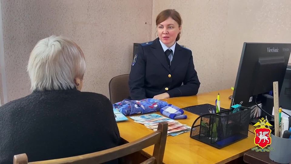 Полиция Крыма вернула бабушке деньги, которые у неё забрал для аферистов обманутый ими же пенсионер