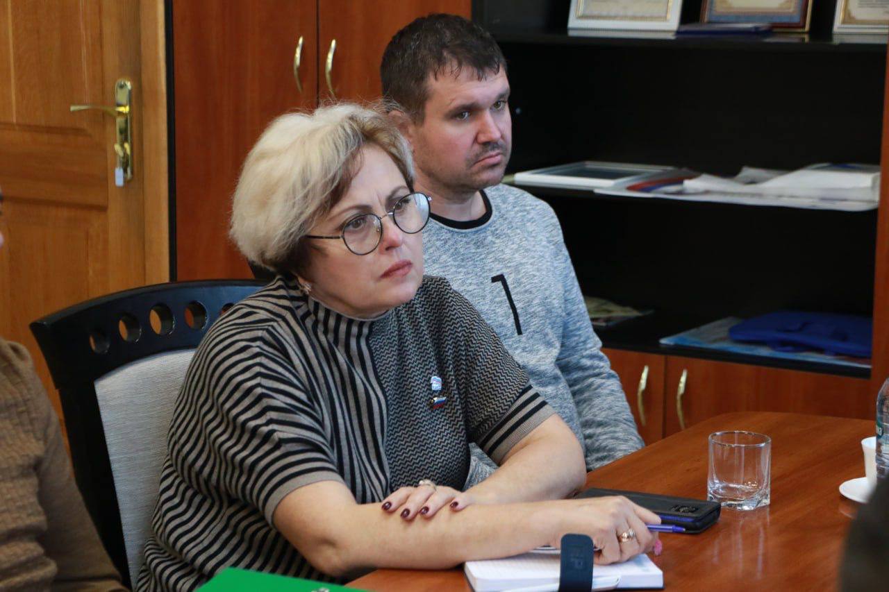 Ольга Урайкина: Бахчисарайский район с рабочим визитом посетил первый заместитель председателя Государственного Совета Республики Крым Сергей Цеков, который провёл совещание по вопросу замены рекламных вывесок на иностранном... Ольга Урайкина: Бахчисарайский район с рабочим визитом посетил первый заместитель председателя Государственного Совета Республики Крым Сергей Цеков, который провёл совещание по вопросу замены рекламных вывесок на иностранном...