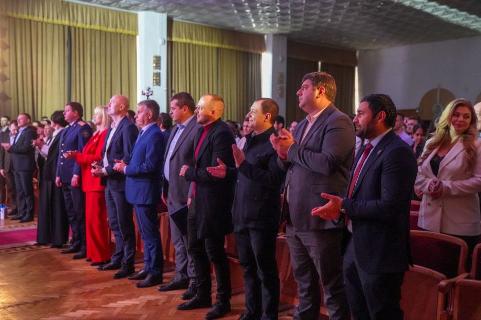 Министр промышленности и торговли Республики Крым Анушаван Агаджанян принял участие в торжественном концерте, посвящённом 31-й годовщине со дня основания юридического факультета Крымского федерального университета им. В.И.... Министр промышленности и торговли Республики Крым Анушаван Агаджанян принял участие в торжественном концерте, посвящённом 31-й годовщине со дня основания юридического факультета Крымского федерального университета им. В.И....