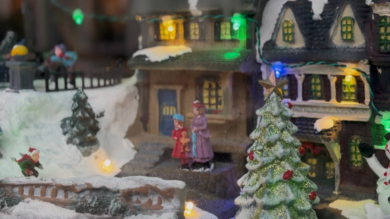 Новый год все ближе: на площади в Керчи установили главную елку Новый год все ближе: на площади в Керчи установили главную елку