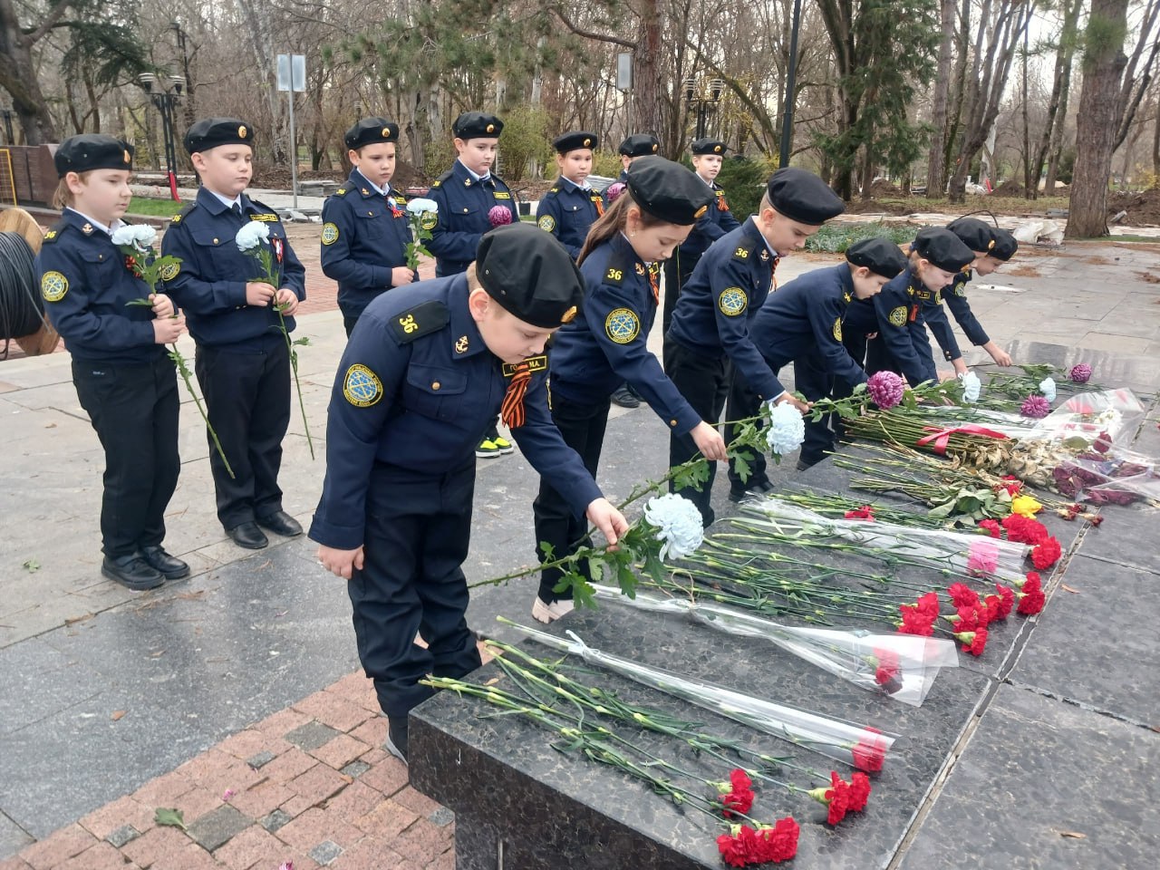 В День Неизвестного Солдата учащиеся 3 кадетского класса МБОУ «СОШ-детский сад» №36 города Симферополя вместе с родителями возложили цветы к Вечному огню в парке им. Ю.А.Гагарина В День Неизвестного Солдата учащиеся 3 кадетского класса МБОУ «СОШ-детский сад» №36 города Симферополя вместе с родителями возложили цветы к Вечному огню в парке им. Ю.А.Гагарина