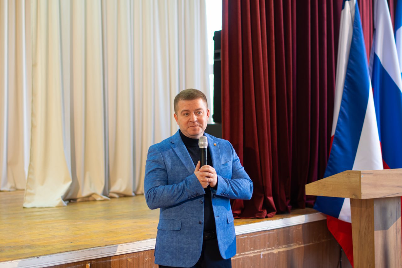 В Симферополе прошла конференция старшеклассников «Ровесник – ровеснику» В Симферополе прошла конференция старшеклассников «Ровесник – ровеснику»