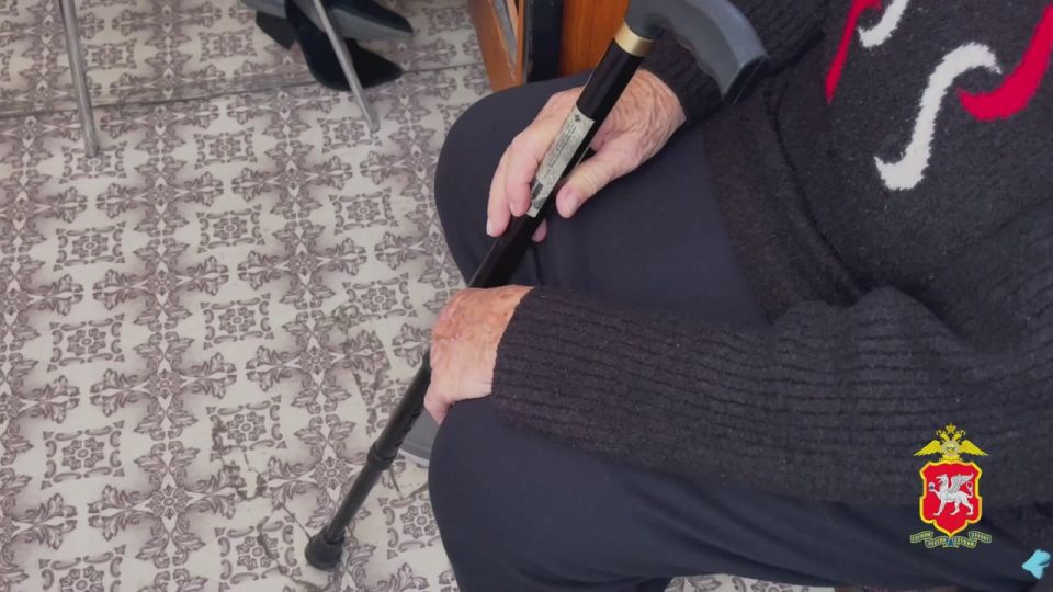 Полиция Крыма вернула бабушке деньги, которые у нее забрал для аферистов обманутый ими же пенсионер В полицию Евпатории за помощью обратилась92-летняя местная жительница, пострадавшая от действий телефонных...