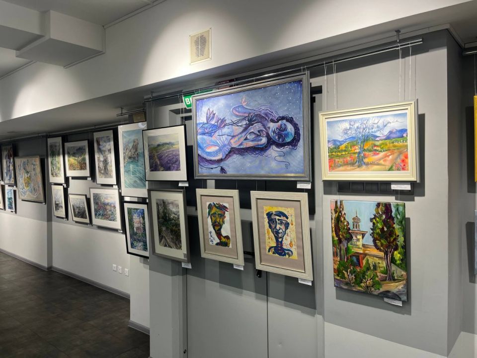 В отделе документов по искусству Центральной библиотеки Крыма экспонируются художественные работы совместной выставки Татьяны Грищенко и Вероники Шарейко – членов молодёжного Крымского регионального отделения ВТОО «Союз...