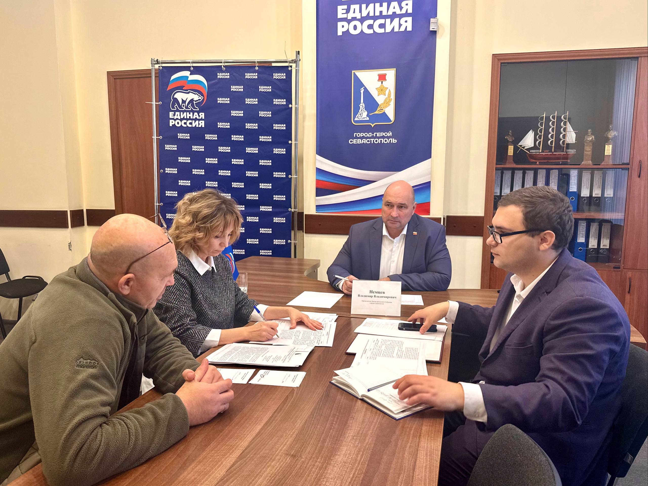 Владимир Немцев: В рамках декады приёмов граждан, приуроченной к 24-летию «Единой России», в Региональной общественной приёмной партии провёл приём граждан по личным вопросам Владимир Немцев: В рамках декады приёмов граждан, приуроченной к 24-летию «Единой России», в Региональной общественной приёмной партии провёл приём граждан по личным вопросам