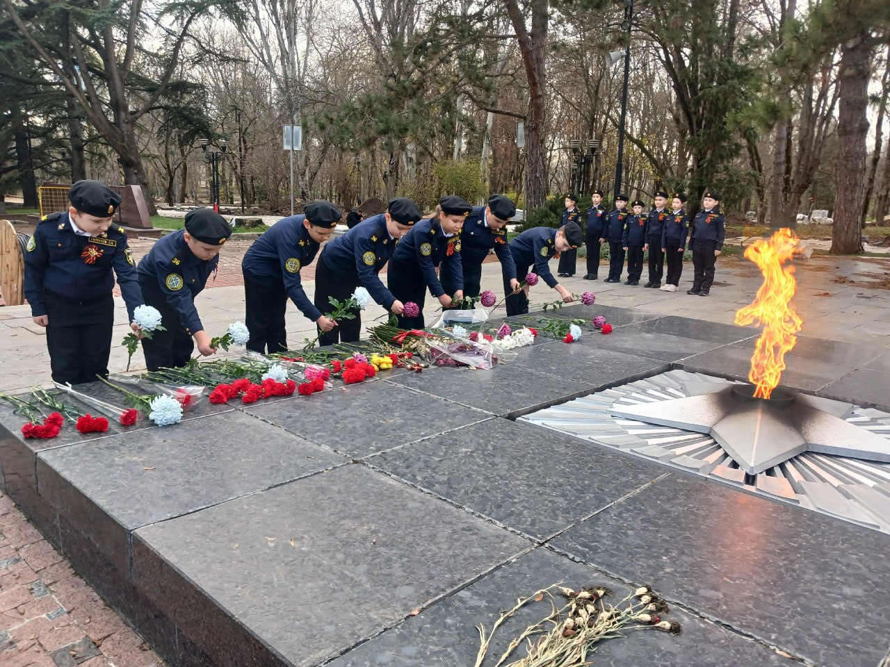 В День Неизвестного Солдата учащиеся 3 кадетского класса МБОУ «СОШ-детский сад» №36 города Симферополя вместе с родителями возложили цветы к Вечному огню в парке им. Ю.А.Гагарина В День Неизвестного Солдата учащиеся 3 кадетского класса МБОУ «СОШ-детский сад» №36 города Симферополя вместе с родителями возложили цветы к Вечному огню в парке им. Ю.А.Гагарина