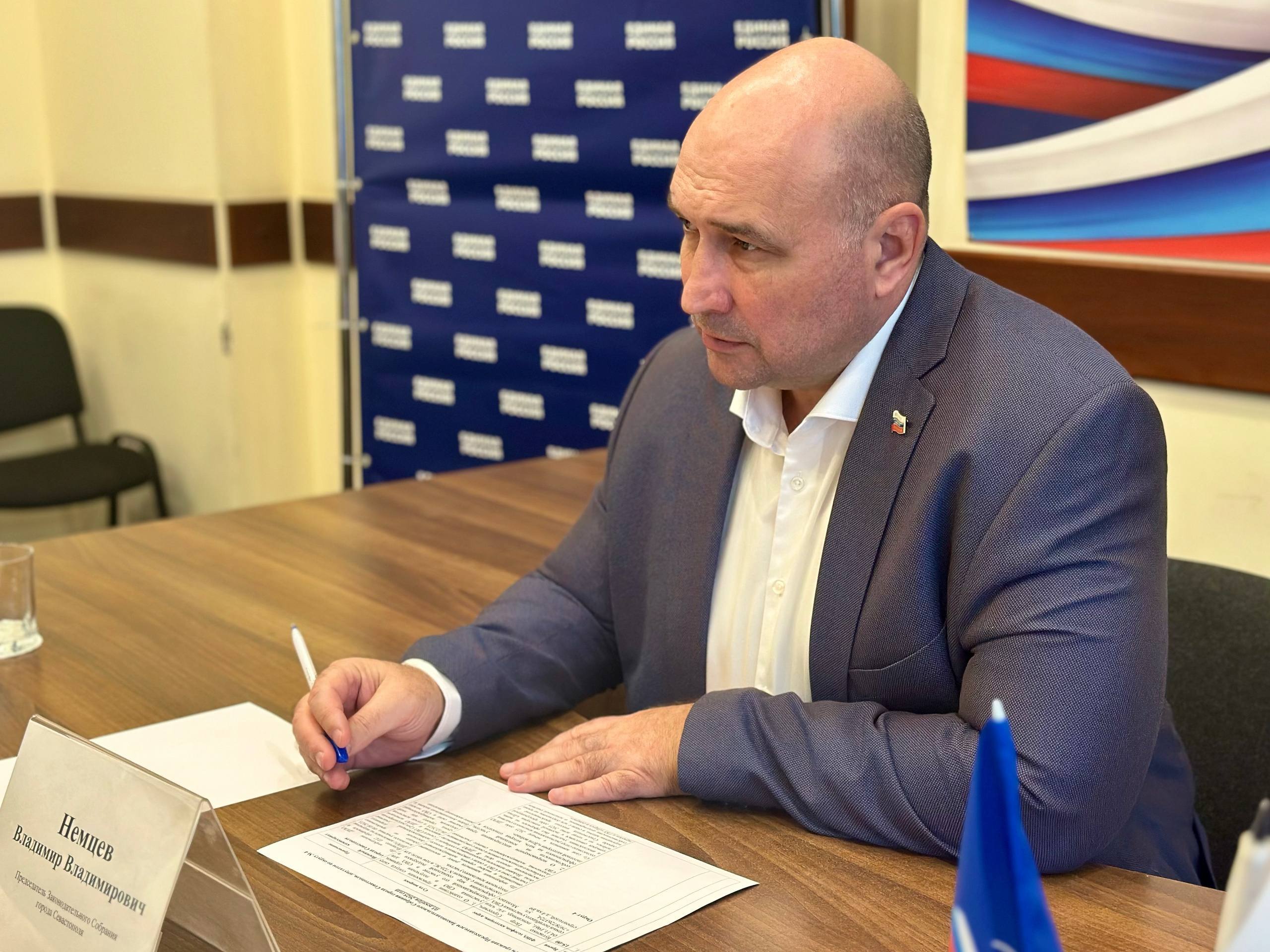 Владимир Немцев: В рамках декады приёмов граждан, приуроченной к 24-летию «Единой России», в Региональной общественной приёмной партии провёл приём граждан по личным вопросам