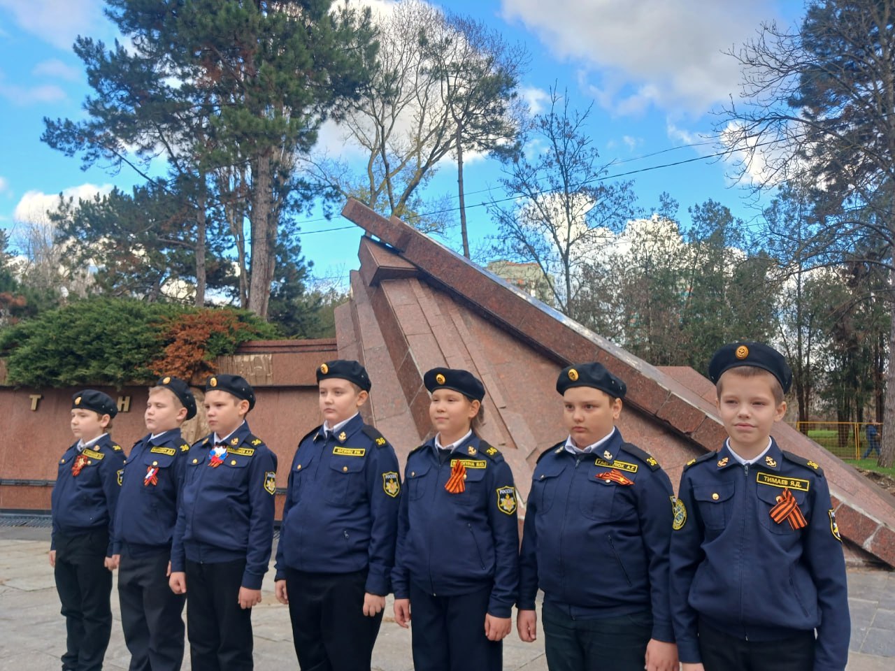 В День Неизвестного Солдата учащиеся 3 кадетского класса МБОУ «СОШ-детский сад» №36 города Симферополя вместе с родителями возложили цветы к Вечному огню в парке им. Ю.А.Гагарина