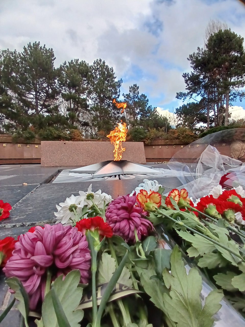 В День Неизвестного Солдата учащиеся 3 кадетского класса МБОУ «СОШ-детский сад» №36 города Симферополя вместе с родителями возложили цветы к Вечному огню в парке им. Ю.А.Гагарина В День Неизвестного Солдата учащиеся 3 кадетского класса МБОУ «СОШ-детский сад» №36 города Симферополя вместе с родителями возложили цветы к Вечному огню в парке им. Ю.А.Гагарина