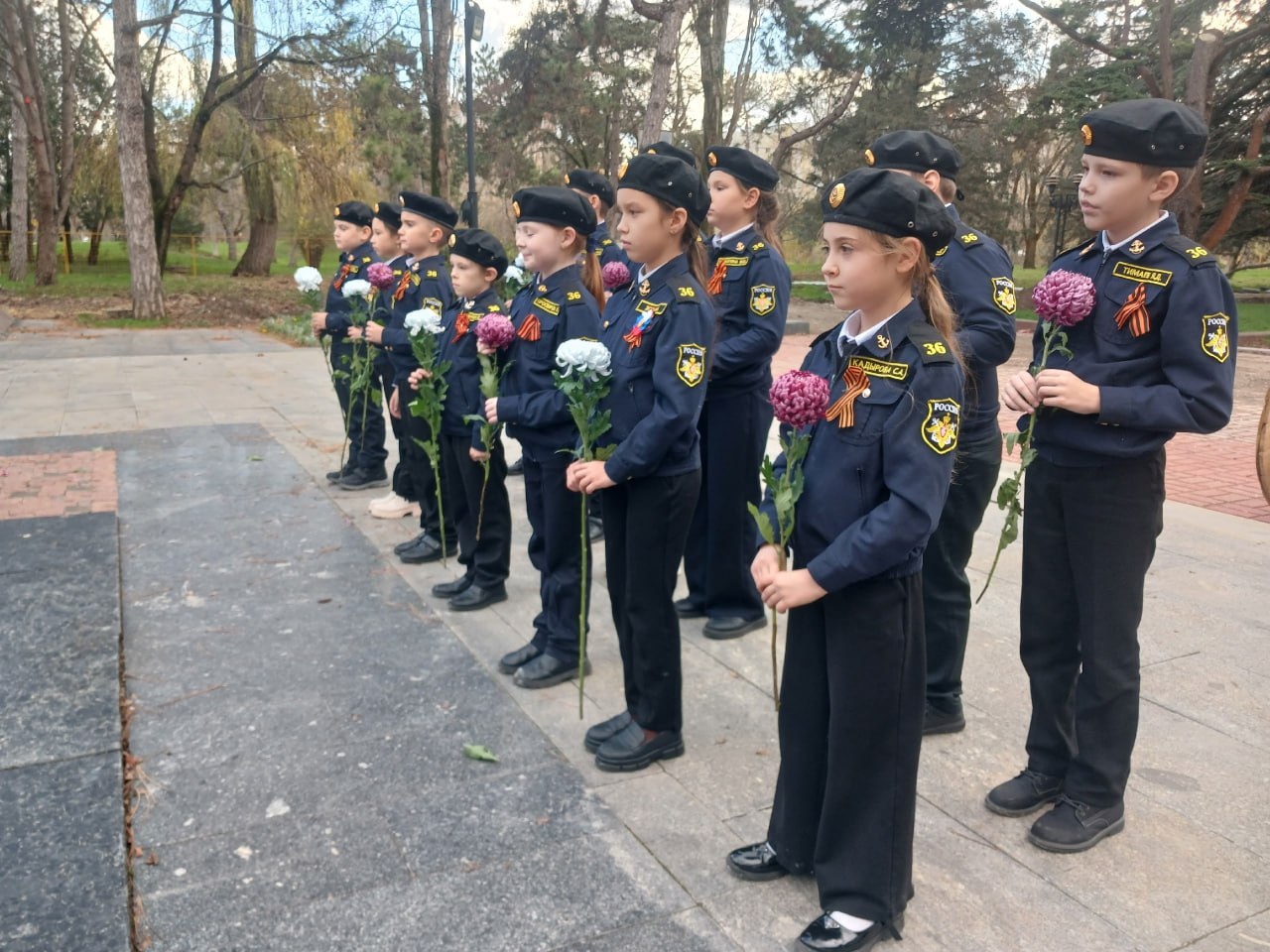 В День Неизвестного Солдата учащиеся 3 кадетского класса МБОУ «СОШ-детский сад» №36 города Симферополя вместе с родителями возложили цветы к Вечному огню в парке им. Ю.А.Гагарина В День Неизвестного Солдата учащиеся 3 кадетского класса МБОУ «СОШ-детский сад» №36 города Симферополя вместе с родителями возложили цветы к Вечному огню в парке им. Ю.А.Гагарина