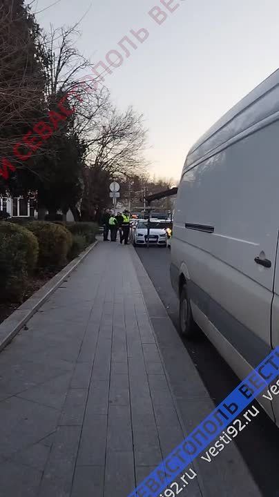 Перед наступлением часа пик на дорогах в центре Севастополя - на площади Ушакова и улице Гоголя - работают эвакуаторы