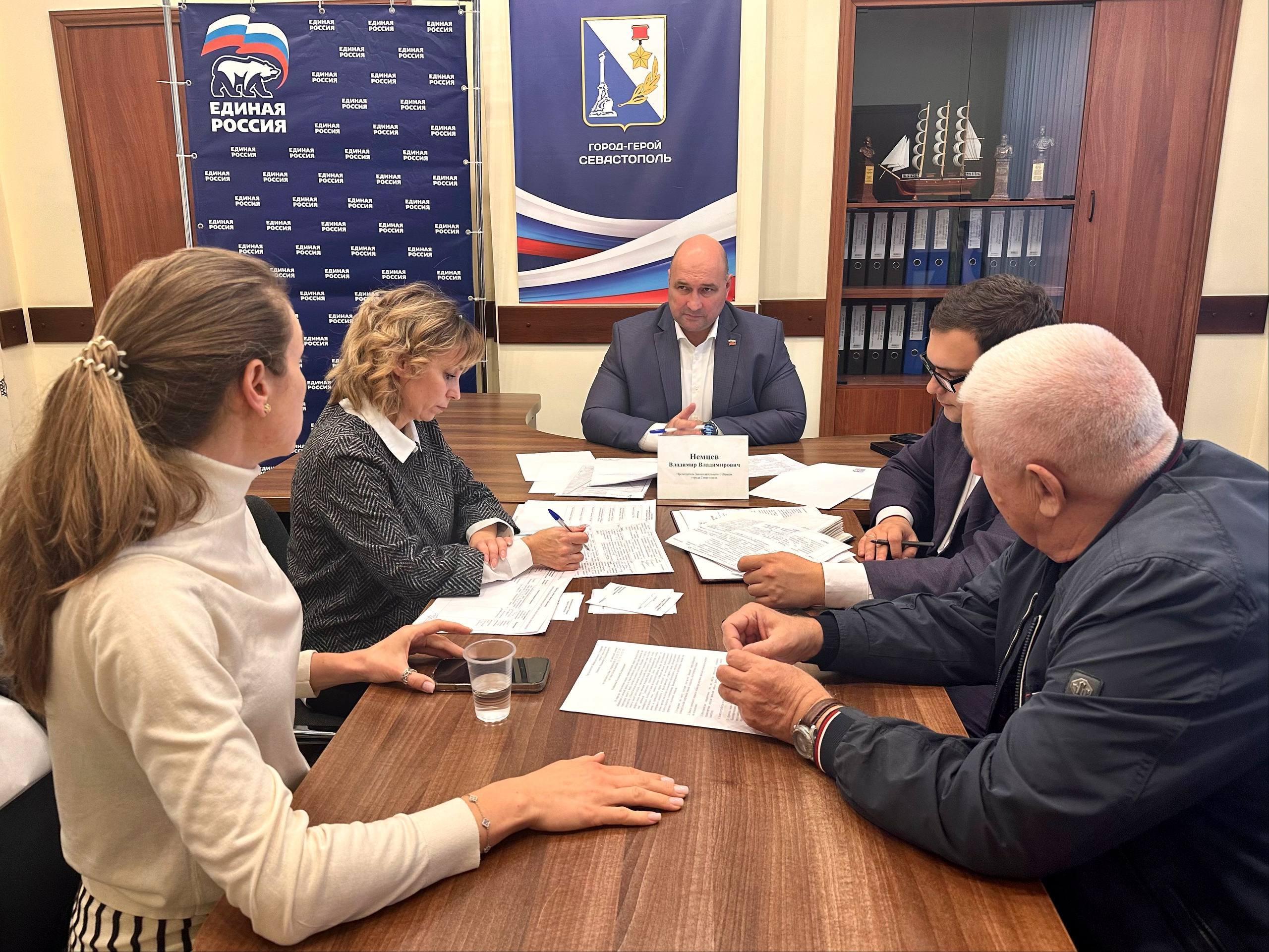Владимир Немцев: В рамках декады приёмов граждан, приуроченной к 24-летию «Единой России», в Региональной общественной приёмной партии провёл приём граждан по личным вопросам Владимир Немцев: В рамках декады приёмов граждан, приуроченной к 24-летию «Единой России», в Региональной общественной приёмной партии провёл приём граждан по личным вопросам