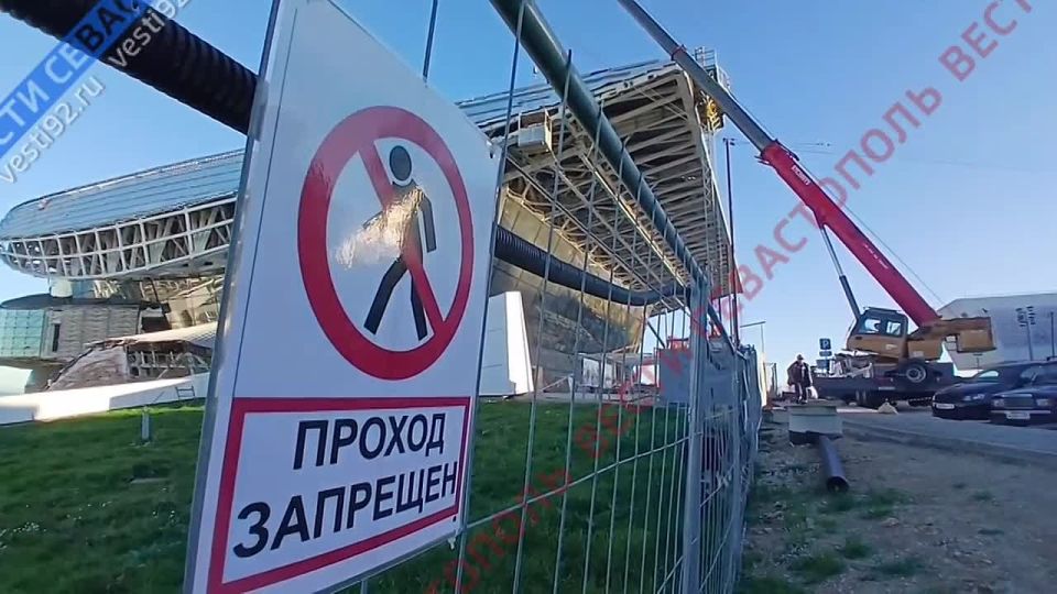 В Российской галерее искусств монтируют остекление фасада