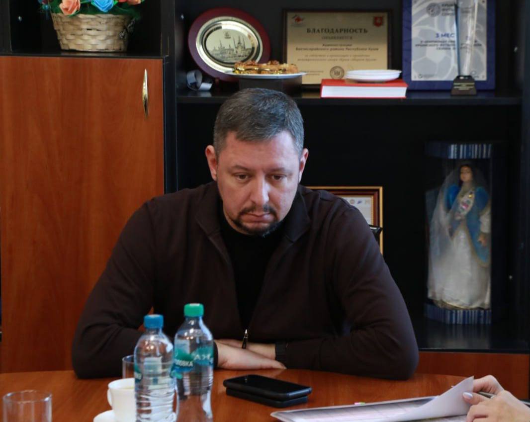 Ольга Урайкина: Бахчисарайский район с рабочим визитом посетил первый заместитель председателя Государственного Совета Республики Крым Сергей Цеков, который провёл совещание по вопросу замены рекламных вывесок на иностранном... Ольга Урайкина: Бахчисарайский район с рабочим визитом посетил первый заместитель председателя Государственного Совета Республики Крым Сергей Цеков, который провёл совещание по вопросу замены рекламных вывесок на иностранном...