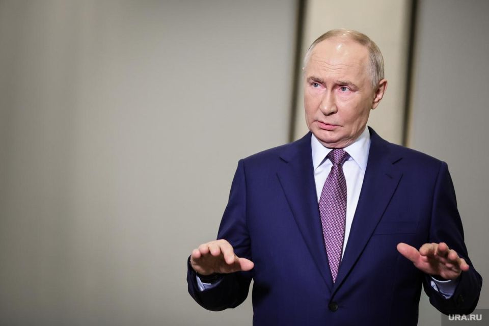 Россия не аннексировала Крым, а пришла на помощь людям, которые не приняли переворот в Киеве, сказал Путин в интервью India Today