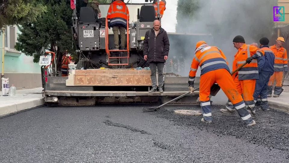 Завершается ремонт ул. Циолковского. Сегодня рабочие укладывают второй слой асфальта на участке от ул. Ленина до ул. Советской, после чего перейдут на второй отрезок – в сторону ул. Карла Маркса