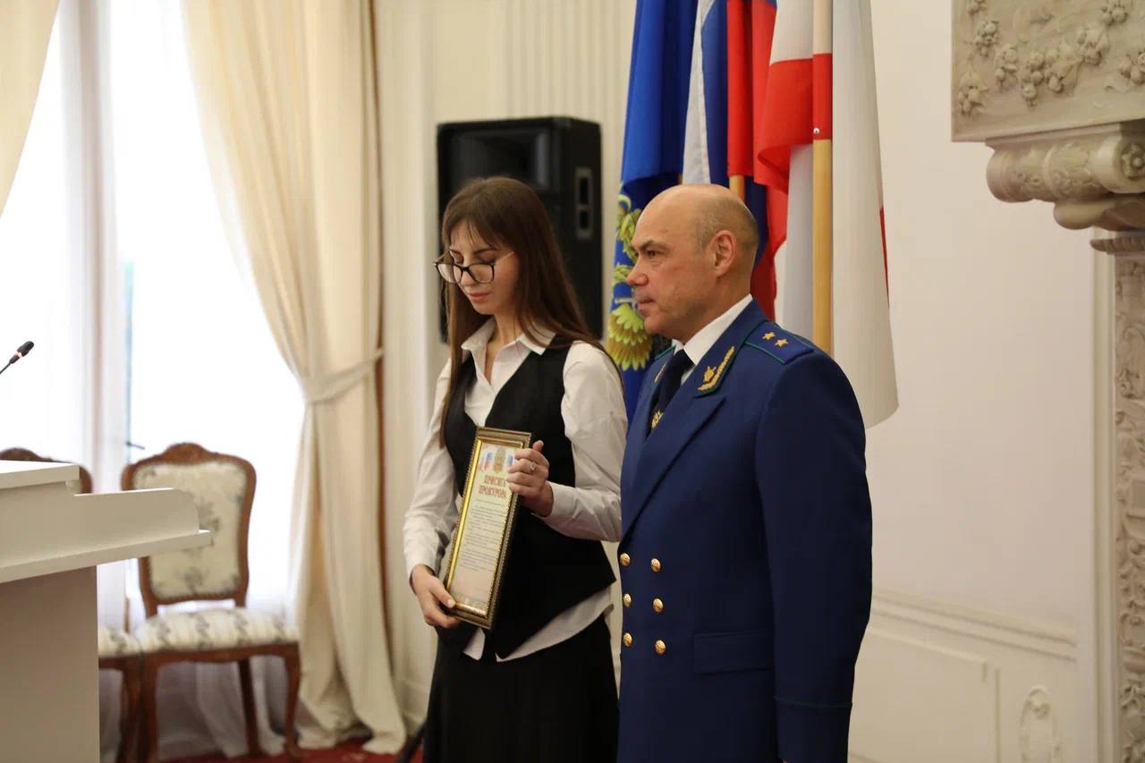 Юрий Нимченко: Принял участие в торжественной церемонии принятия присяги и вручения погон молодым специалистам прокуратуры Республики Крым в Ливадийском дворце-музее Юрий Нимченко: Принял участие в торжественной церемонии принятия присяги и вручения погон молодым специалистам прокуратуры Республики Крым в Ливадийском дворце-музее