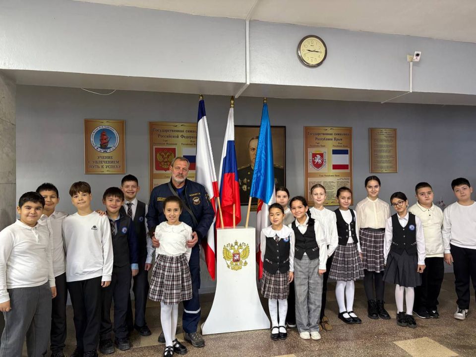 В преддверии Дня спасателя Российской Федерации сотрудники подведомственного учреждения МЧС Республики Крым ГКУ РК "КРЫМ-СПАС" провели открытые уроки для школьников