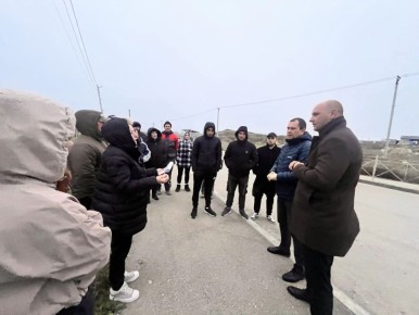 Власти Керчи провели выездную встречу с жителями на ул. Гаспринского. Глава администрации Олег Каторгин вместе с главой муниципального образования Денисом Колесником, заместителем Сергеем Поливановым, а также руководителями...