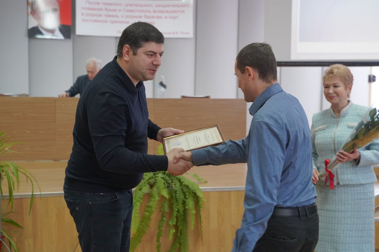 Министр промышленности и торговли Республики Крым Анушаван Агаджанян посетил предприятие «Фиолент», где наградил отличившихся сотрудников завода Министр промышленности и торговли Республики Крым Анушаван Агаджанян посетил предприятие «Фиолент», где наградил отличившихся сотрудников завода