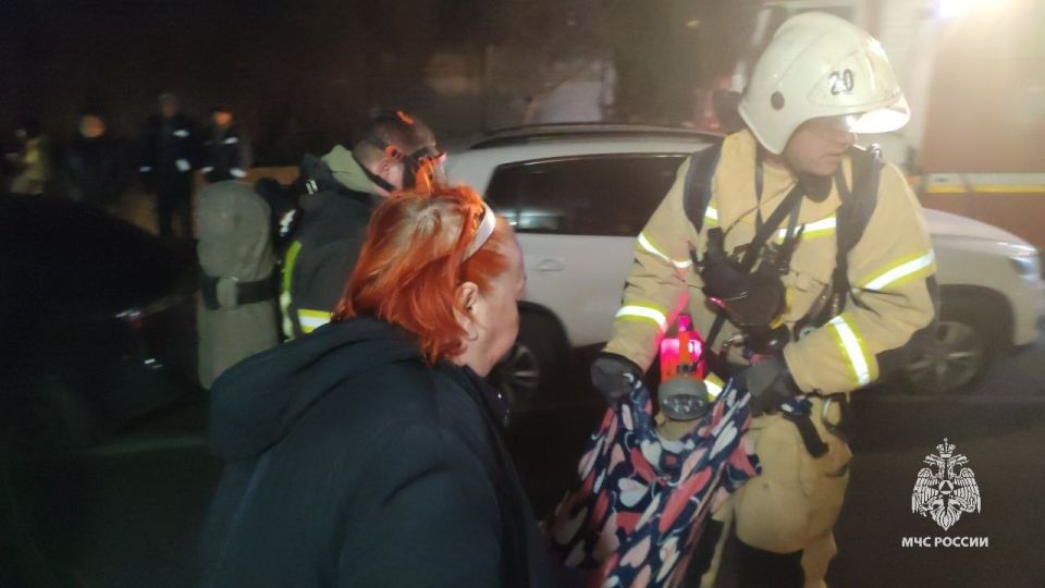 Феодосийские пожарные спасли маломобильную женщину на пожаре