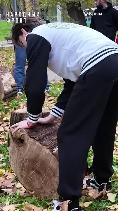 Передача дров на обогрев бойцов продолжается