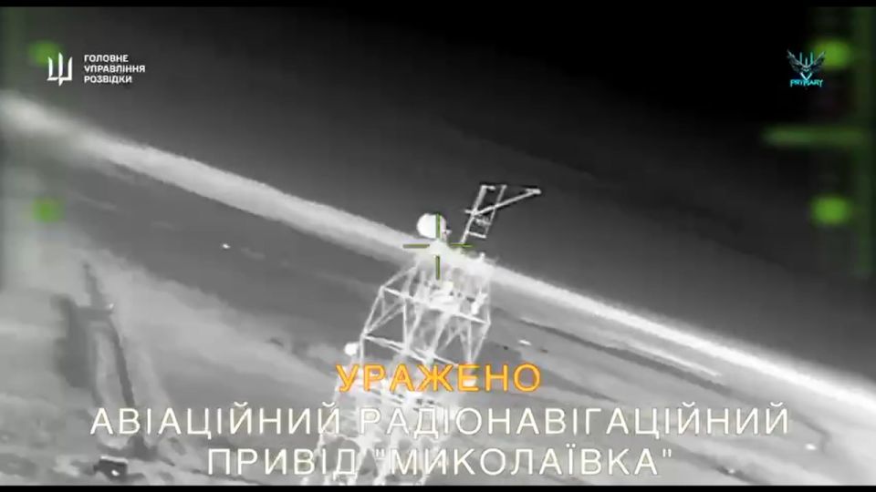 Прилеты украинских дронов по бомбардировщику Су-24М, макету разведывательно-ударного БПЛА "Орион", нескольким РЛС и автомобилю в Крыму Прилеты украинских дронов по бомбардировщику Су-24М, макету разведывательно-ударного БПЛА "Орион", нескольким РЛС и автомобилю в Крыму