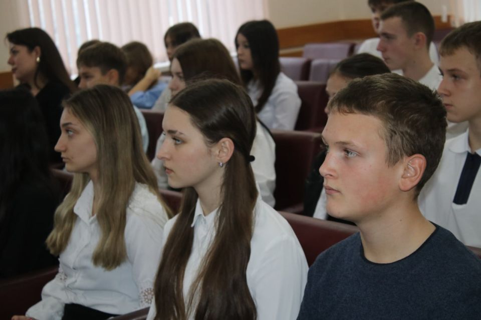 Владимир Ким: Совместно с Главой муниципального образования Иваном Козыревым провели встречу с президентами школ, муниципальными министрами и активистами школьного самоуправления Феодосийского округа Владимир Ким: Совместно с Главой муниципального образования Иваном Козыревым провели встречу с президентами школ, муниципальными министрами и активистами школьного самоуправления Феодосийского округа