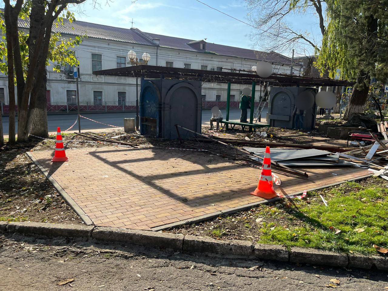 В Керчи прокуратура добилась демонтажа остановочного павильона